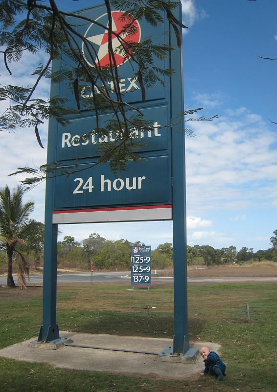 2009-11-06 22-03-49_4.jpg - Julian in "Caltex"-Farben...(Nur so nebenbei, der Dollar stand bei unter 60 Cent, das sind noch Spritpreise!)